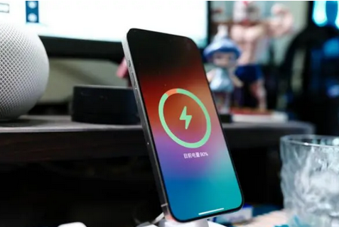 玉州苹果15换屏服务分享用什么充电器给iPhone15充电更好 